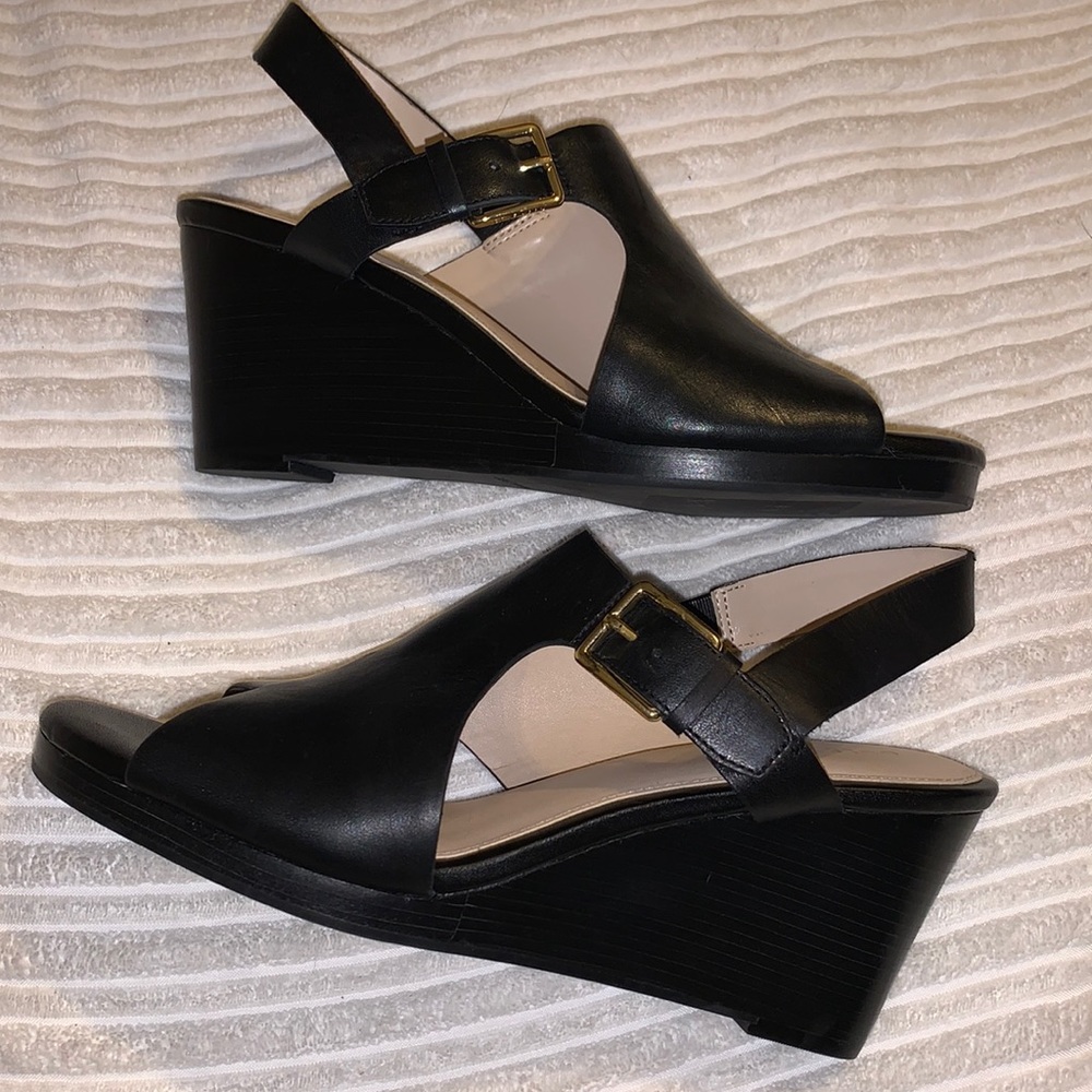 Wedge black leather sandals with straps